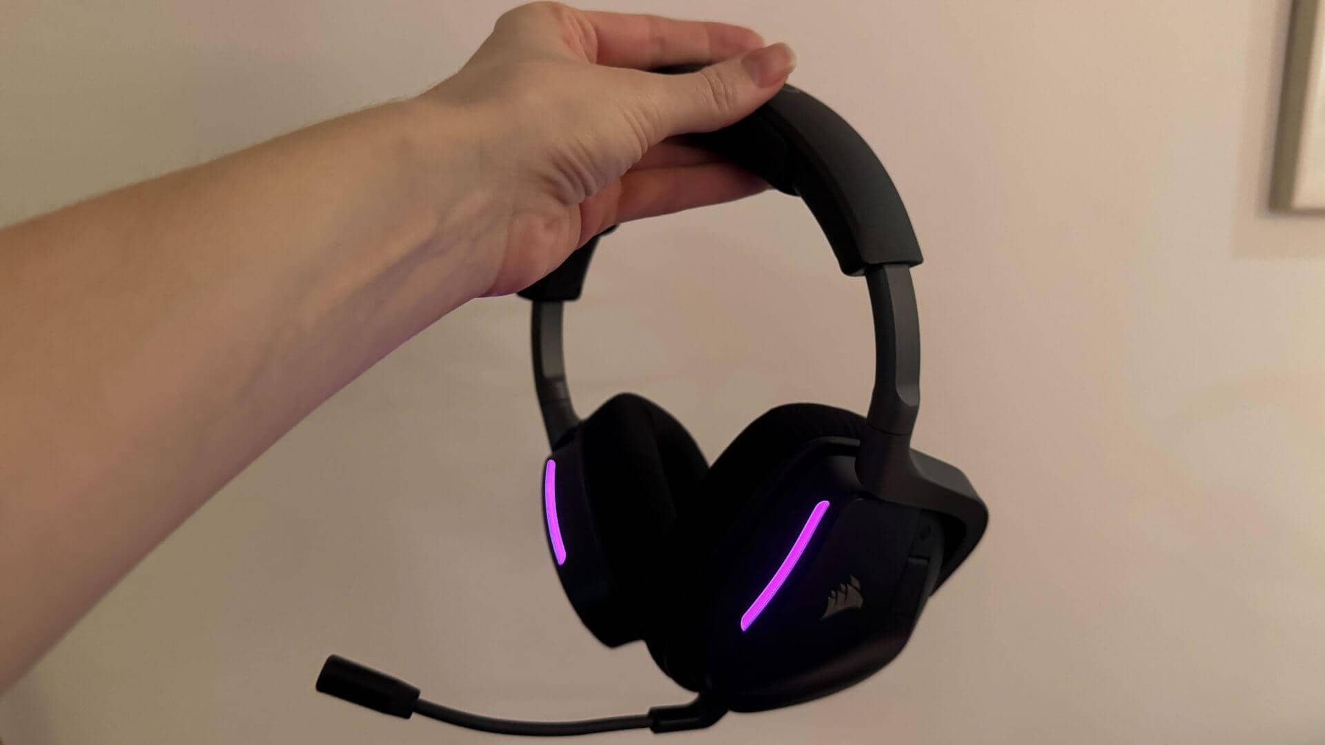 Close-up on the Void v2 MAX’s sharp and gamer-friendly design.