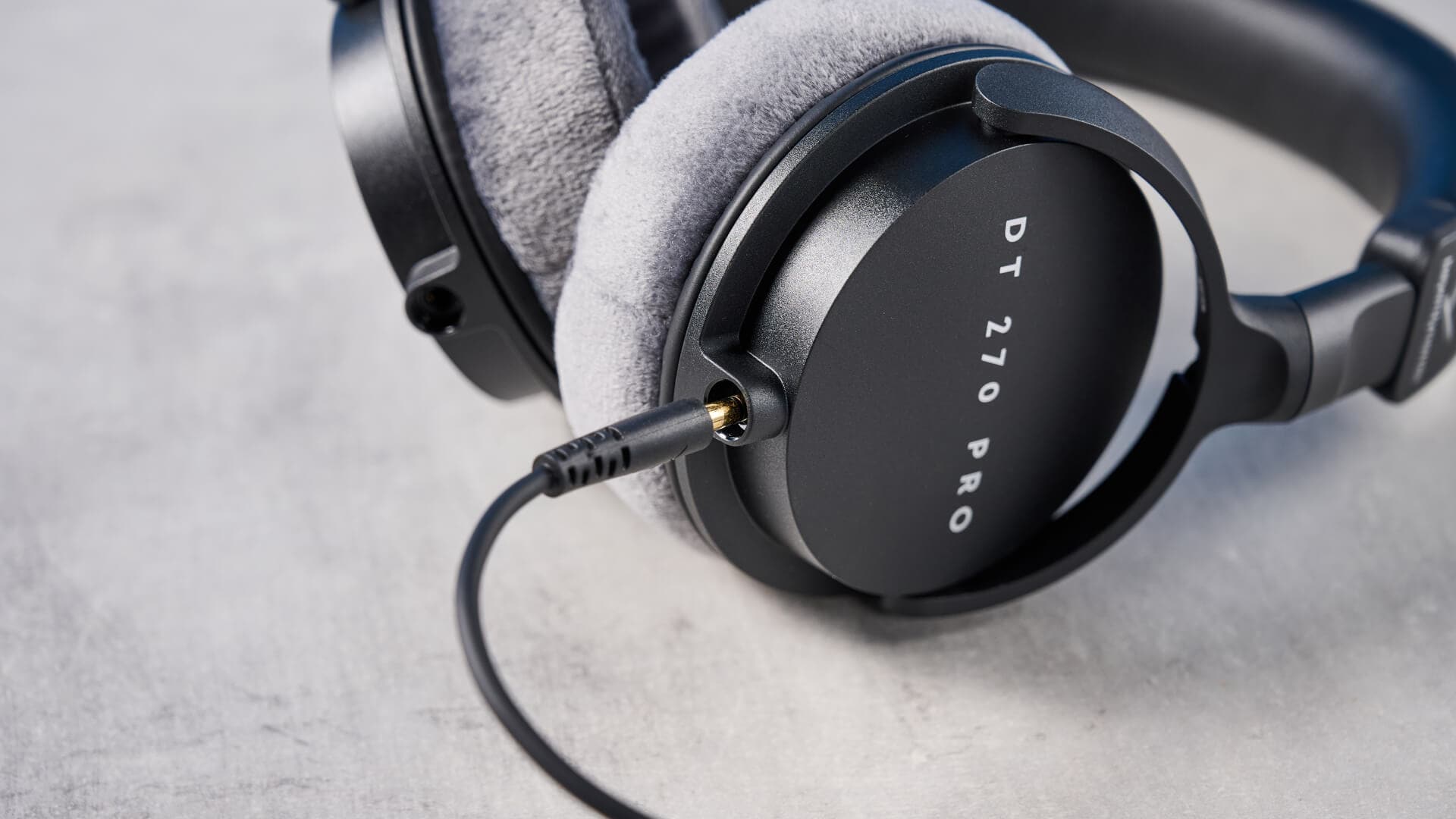DT 270 Pro ear cups and headband close-up