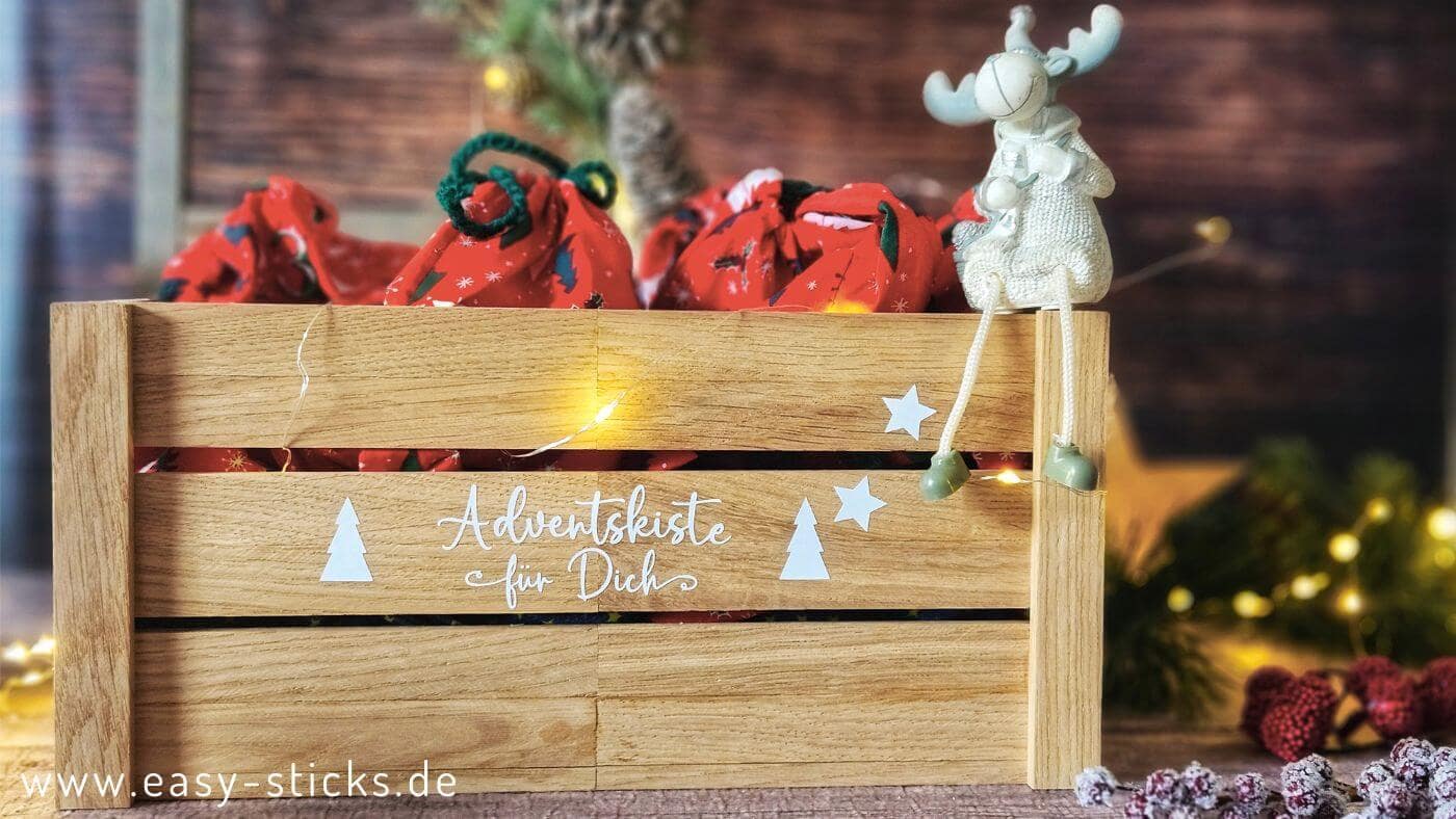 Baue deine Adventskiste selber! Mit Easy-Sticks entsteht ein langlebiger Adventskalender aus Holz, den du jedes Jahr neu dekorieren und befüllen kannst.
