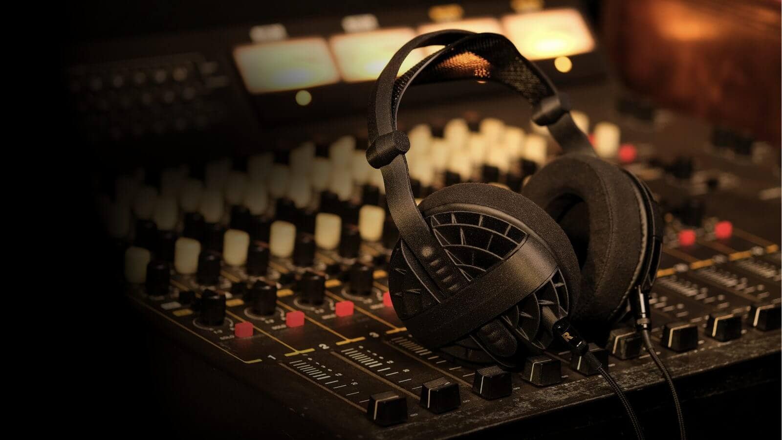 Head(amame) Pro headphones gaining attention at the CanJam headphone event