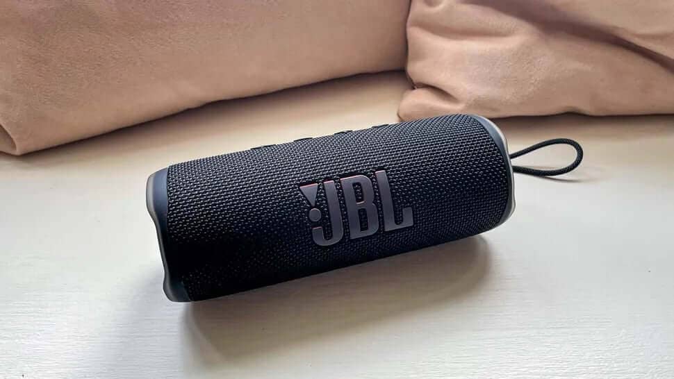 Control buttons and USB-C charging port on JBL Flip 6