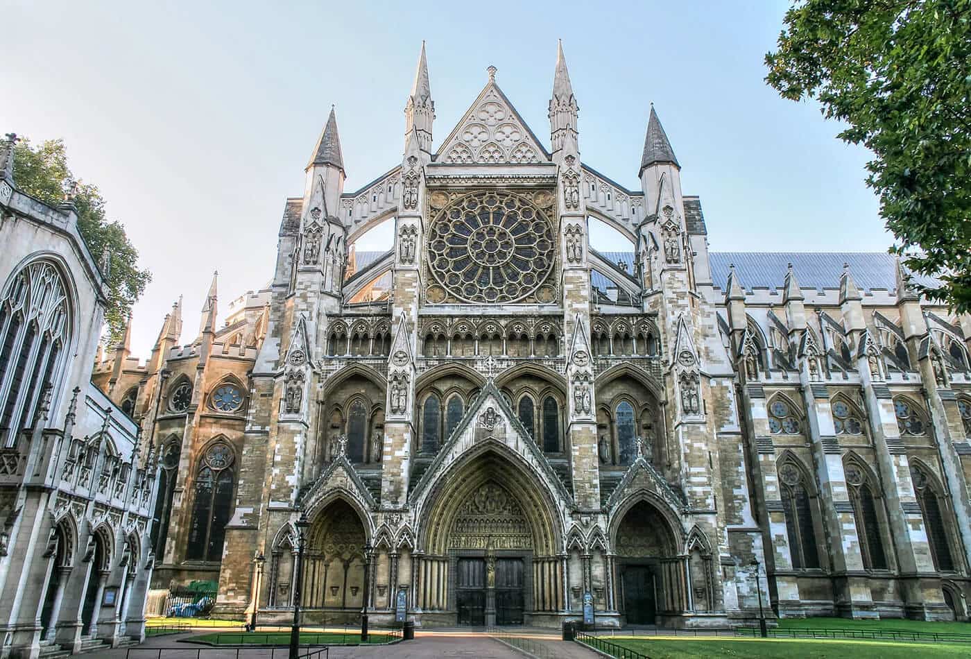 Gothic Design Style: A Guide To Setting Up Stunning Spaces