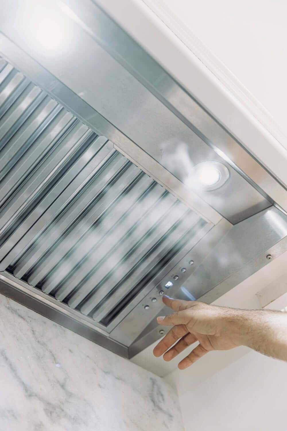 Range hood insert removing smoke in a custom range hood