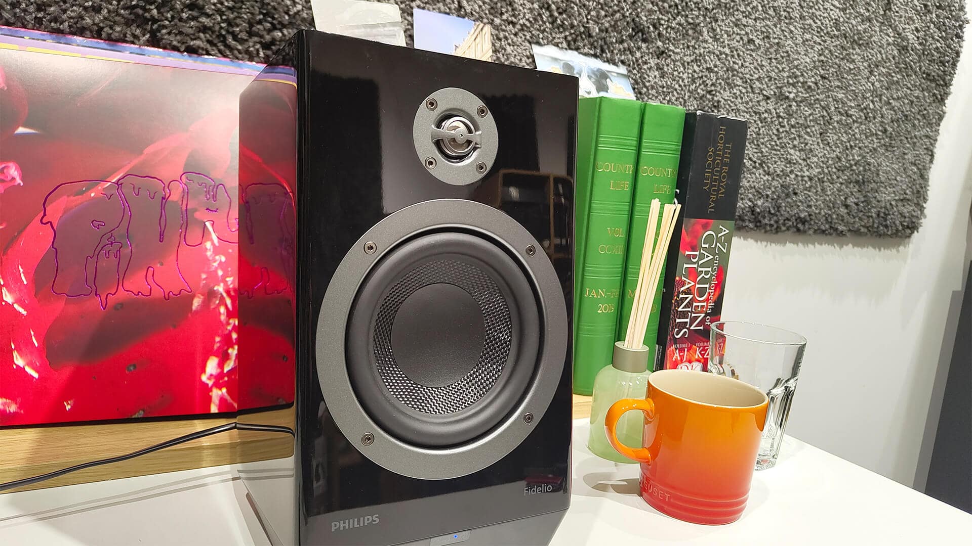 Philips Fidelio FA3 speaker connected to quality CD player