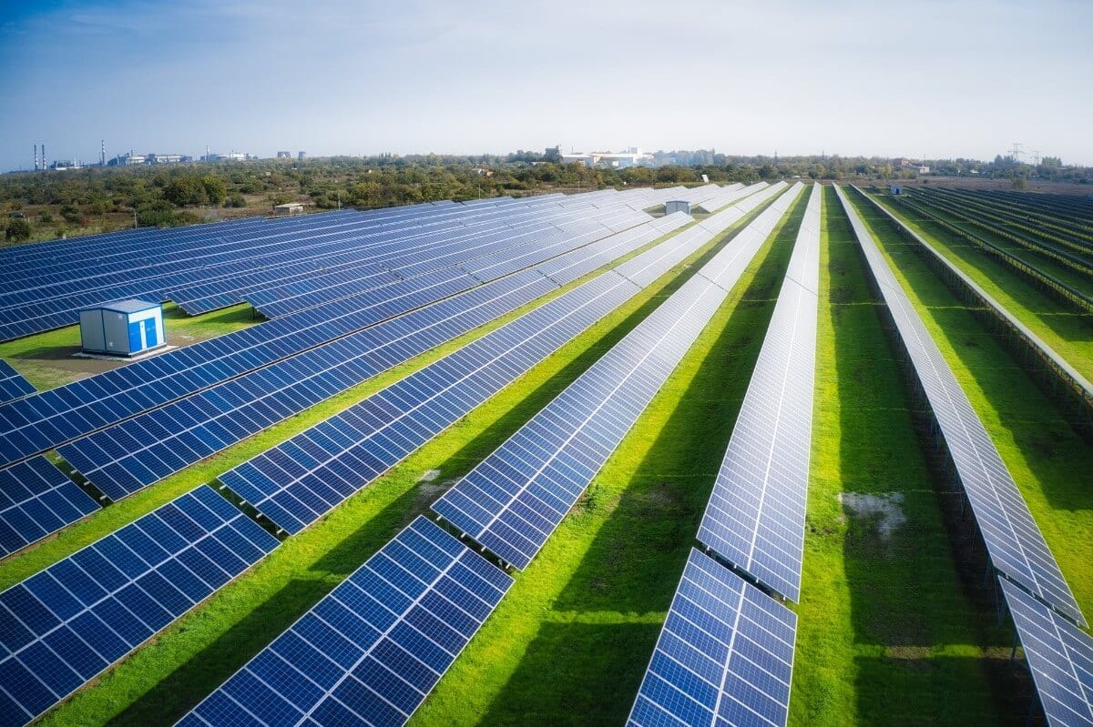 solar-farm-lrage-scale-2000-adobestock_401522869-eGPCN1.jpg