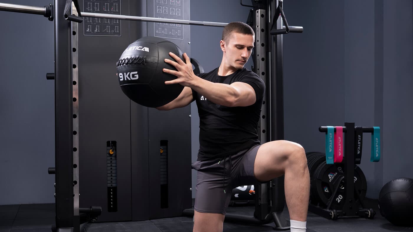 Lunges mit Medizinball