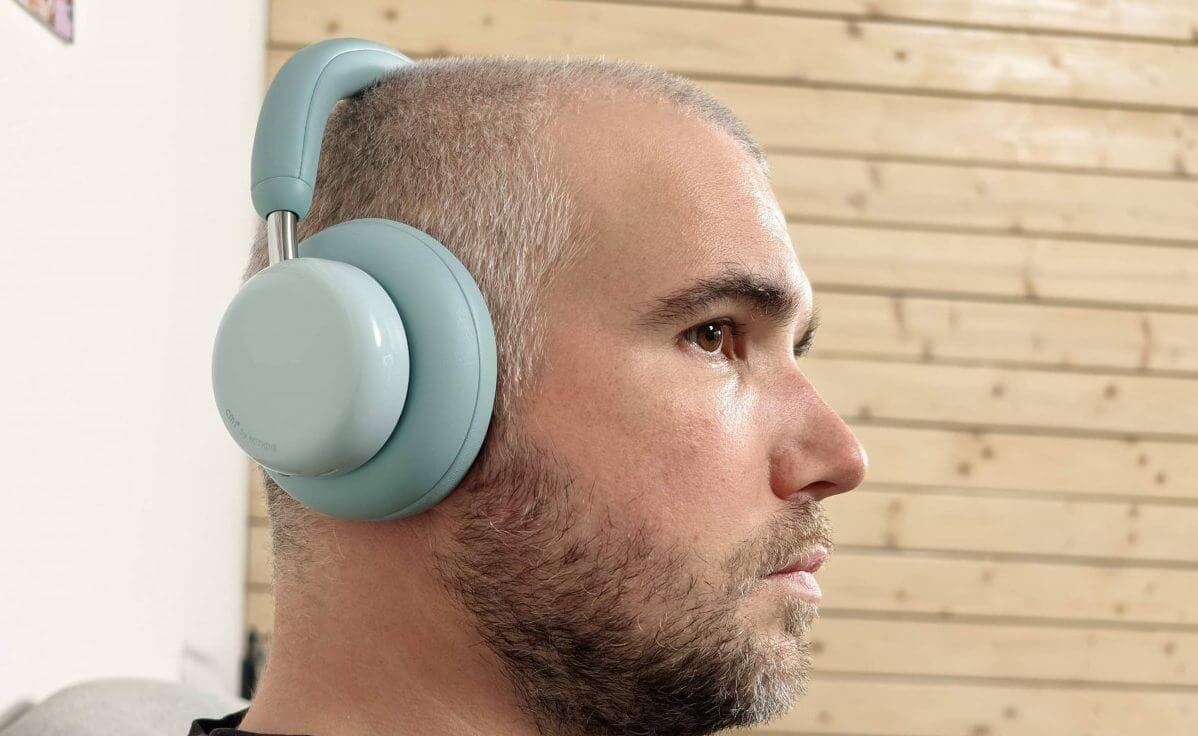 Passive noise isolation is excellent, complementing the active noise cancellation.