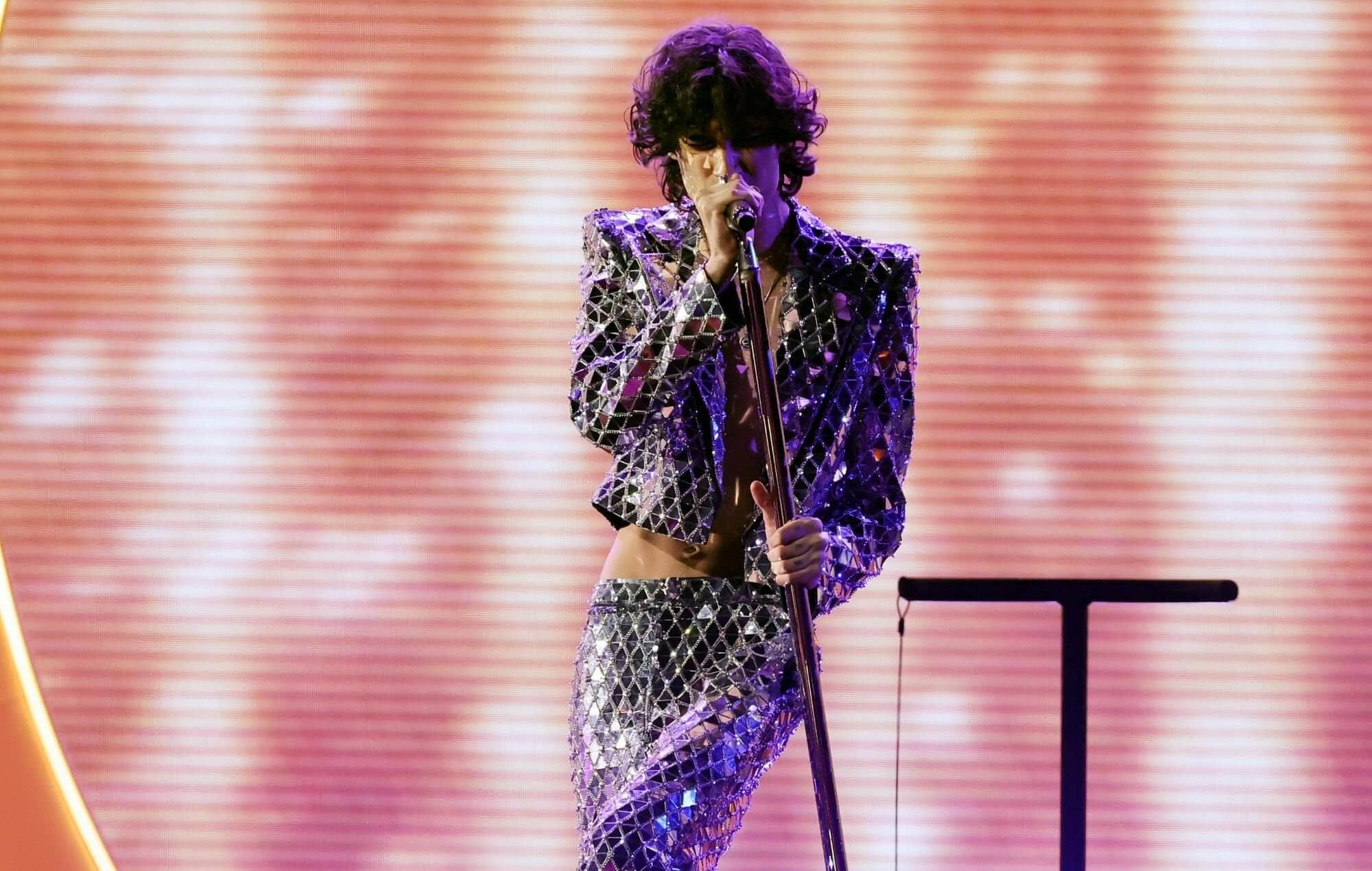 Sombr performs live
