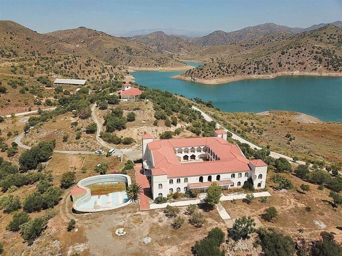 Finca Pantano Casasolas: Development Opportunity in Almogía
