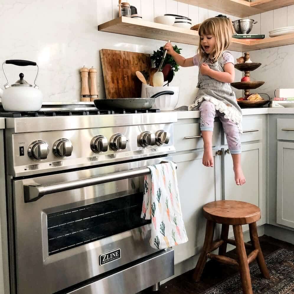 ZLINE 30 in. 4.0 cu. ft. Dual Fuel Range with Gas Stove and Electric Oven in Stainless Steel (RA30) - white background