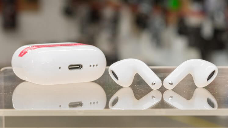 Apple AirPods 4 with ANC