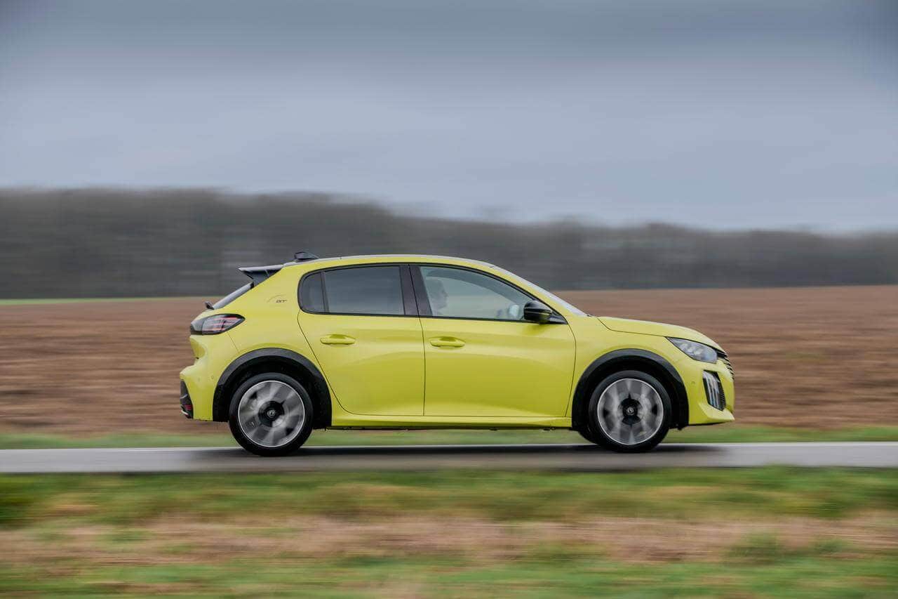 Peugeot 108 compact, citadine économique et maniable idéale pour jeunes conducteurs