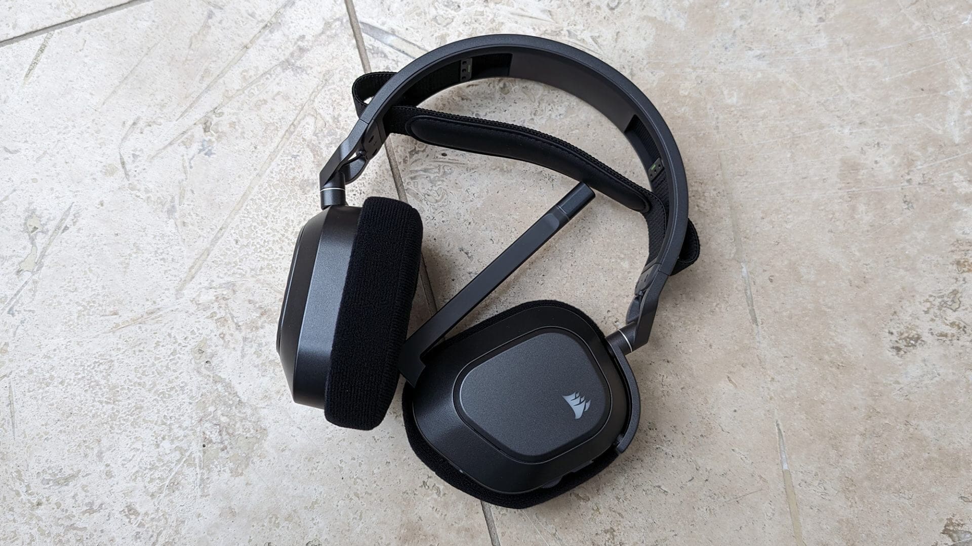 Corsair HS80 Max Wireless delivering immersive sound with 50mm drivers and Dolby Atmos technology.