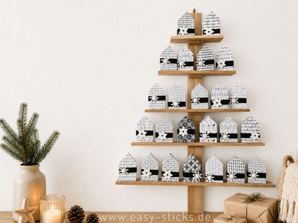 Baumregal als Adventskalender dekoriert
