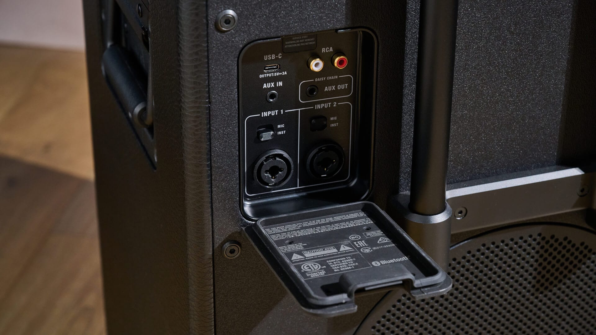 Comprehensive connectivity options for musicians and DJs