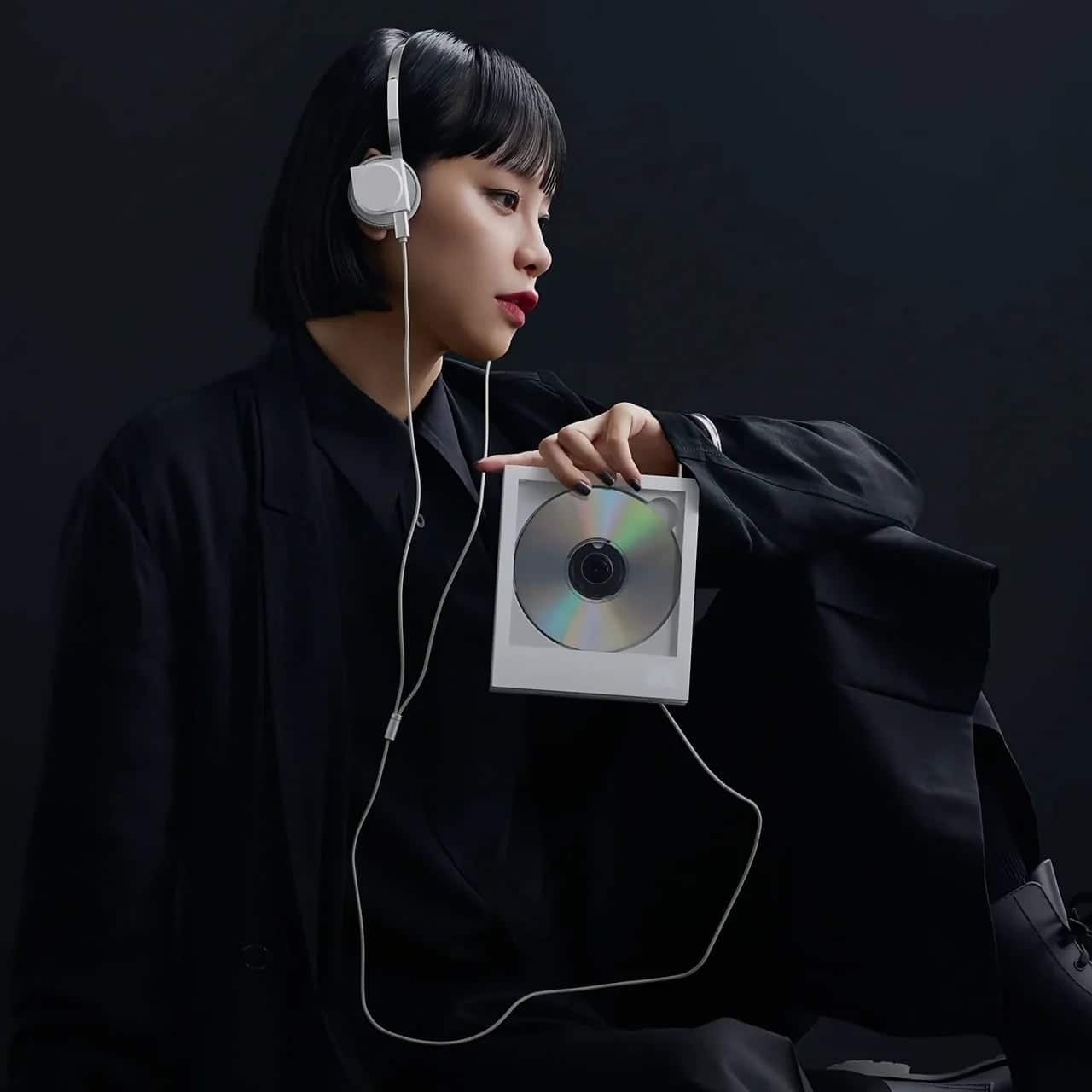StillFrame Headphones illustrating the transition between listening modes
