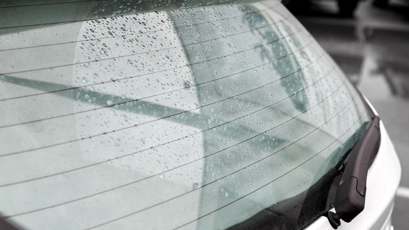 Lunette arrière de voiture : définition, réglementation, matériaux et curiosités