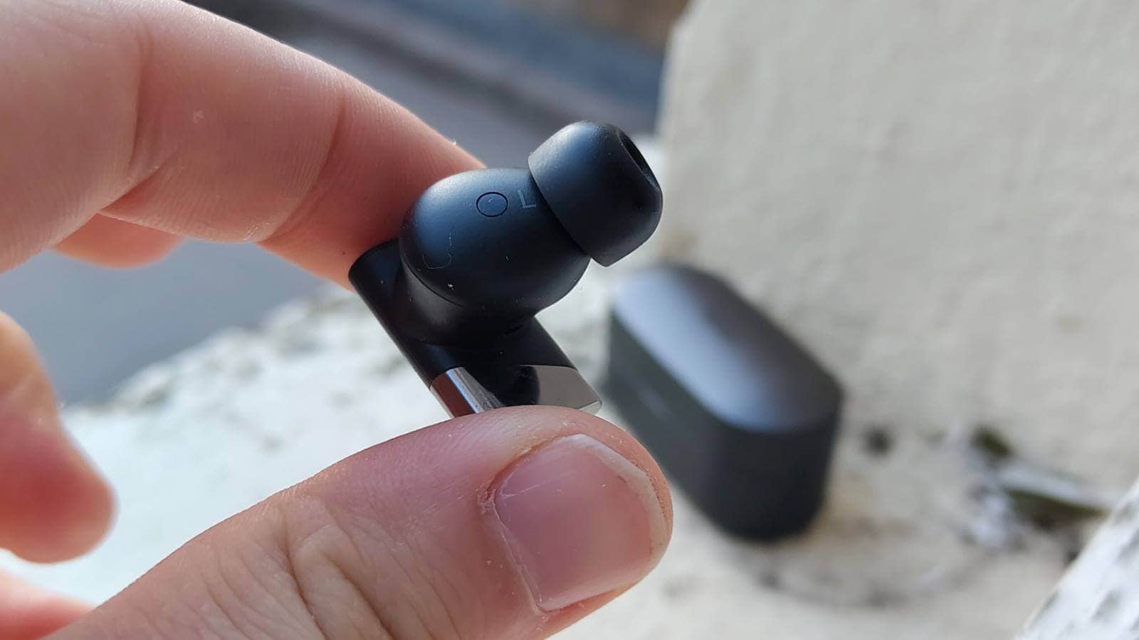 Ellipsoid design elements make these earbuds stand out in the crowd.