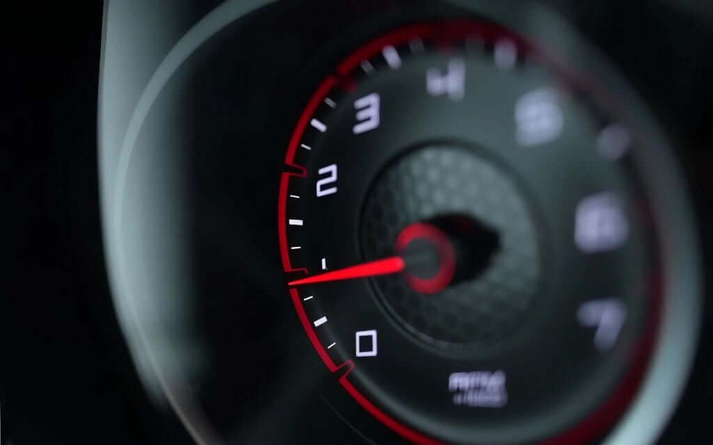 Drehzahlenmesser im Auto, Zeiger zeigt unter 1.000 Umdrehungen an