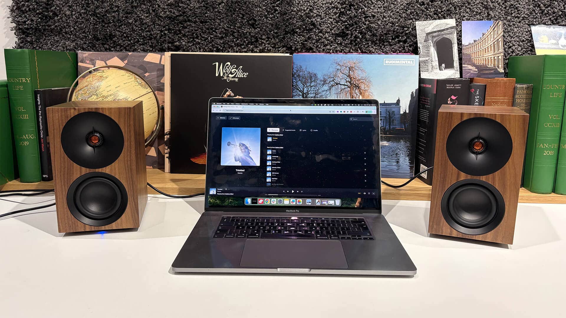 Compact Cambridge Audio L/R S speakers fit perfectly on any desktop.