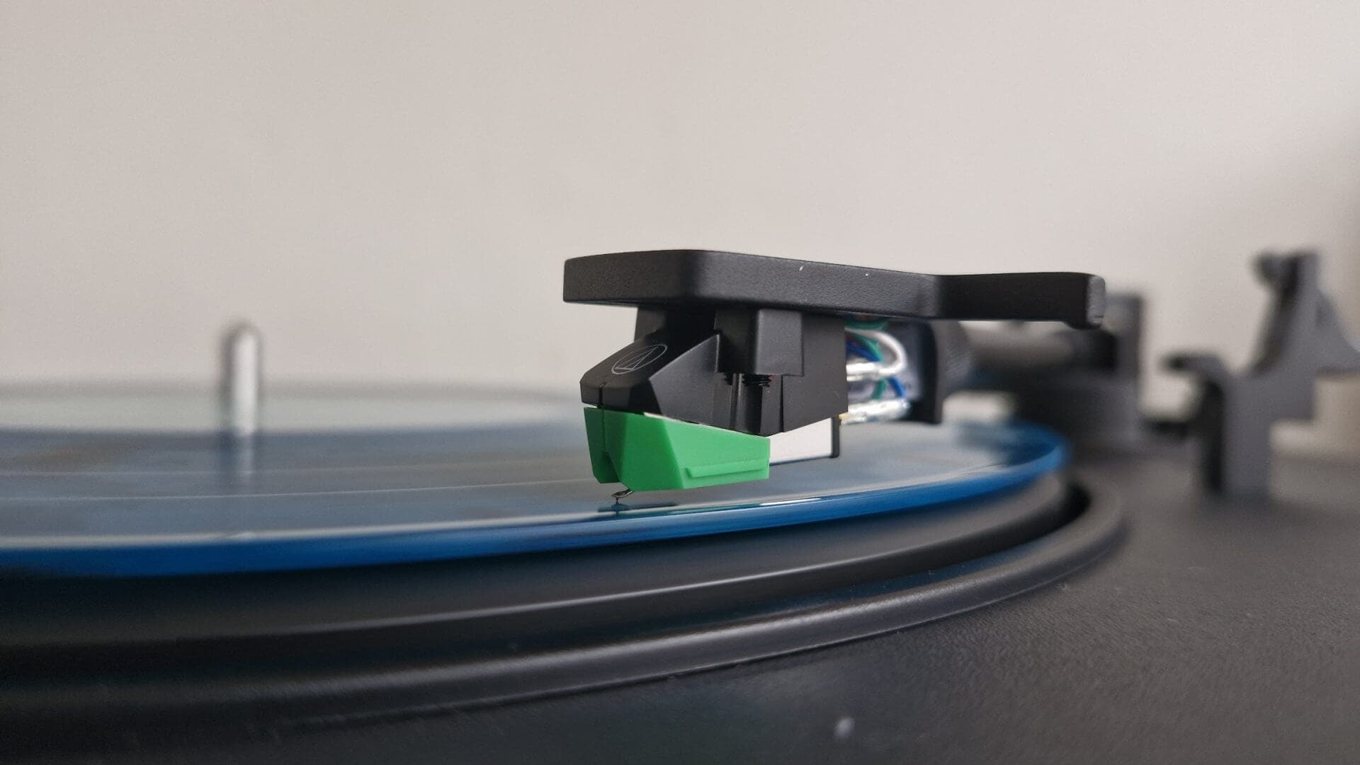 Victrola Hi-Res Onyx close-up