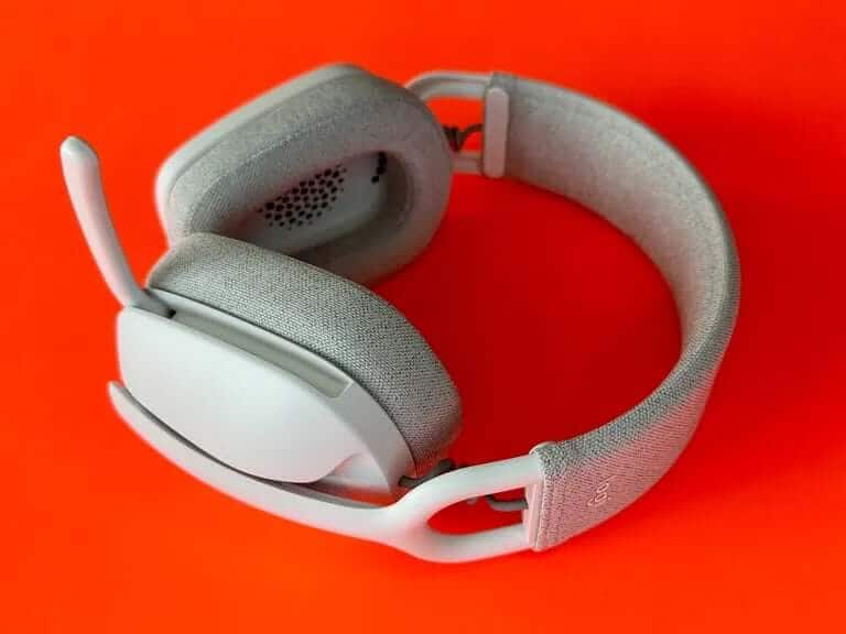 Zone Vibe 100 offers lightweight comfort and neat call features