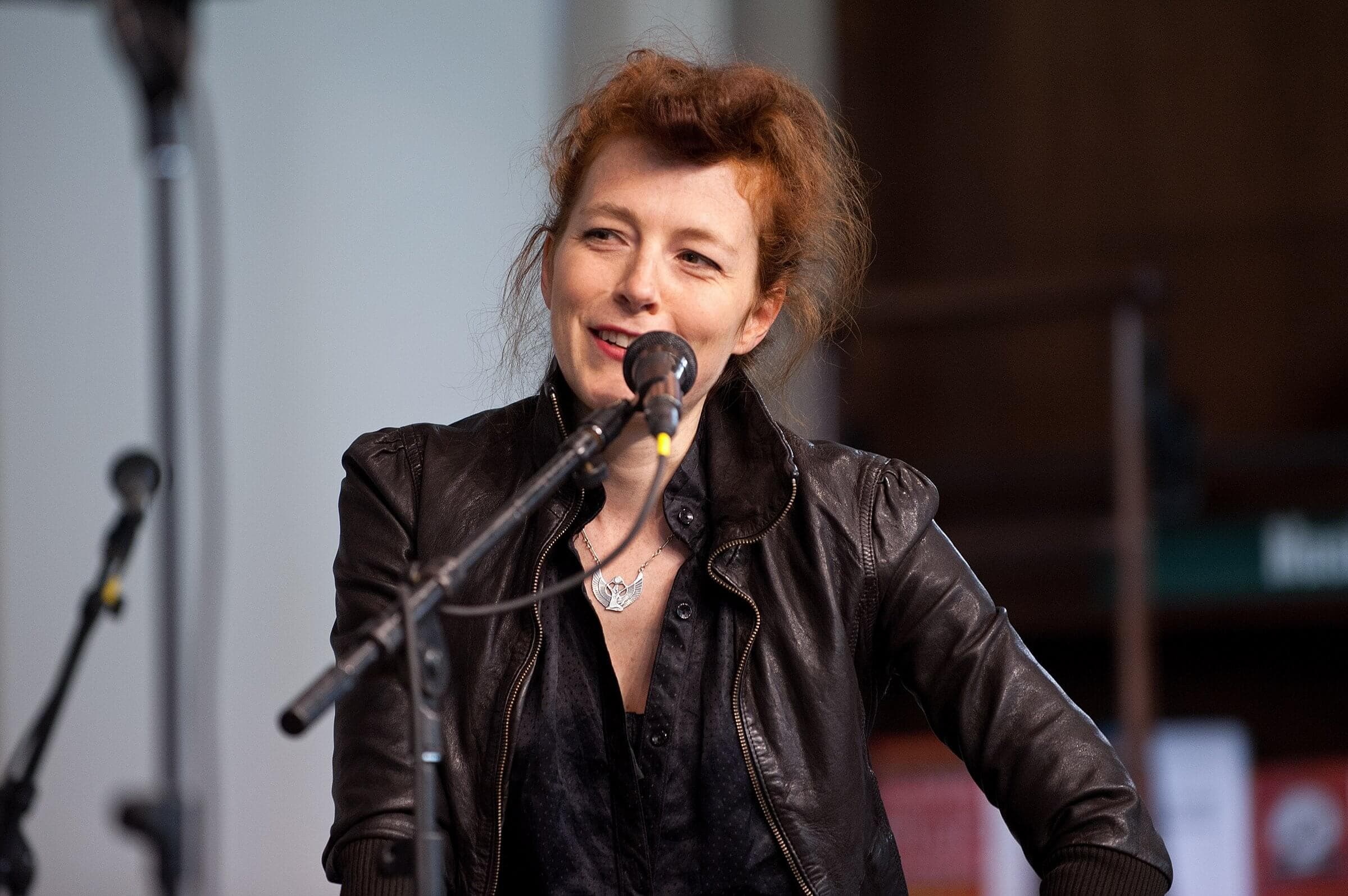 Melissa Auf der Maur performing in 2012 (photo: D Dipasupil / Getty Images)