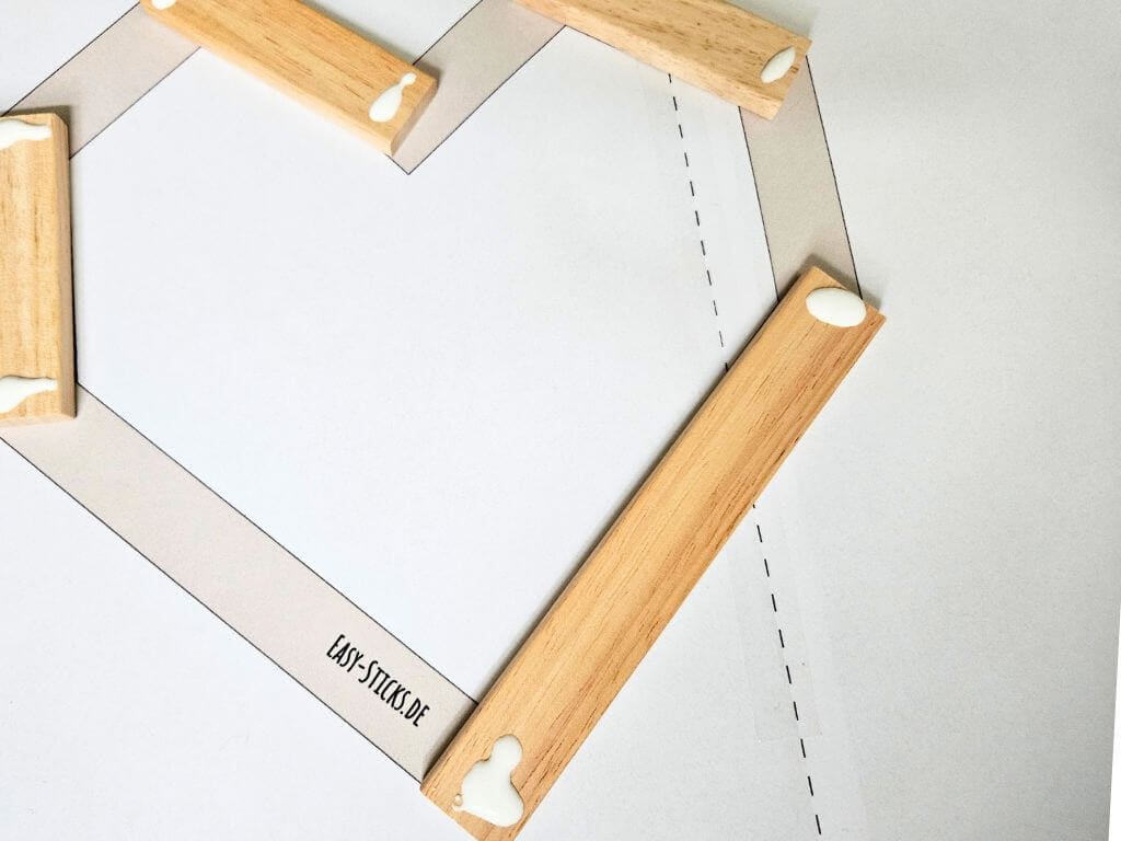 Der erste Schritt zum Herz aus Easy-Sticks