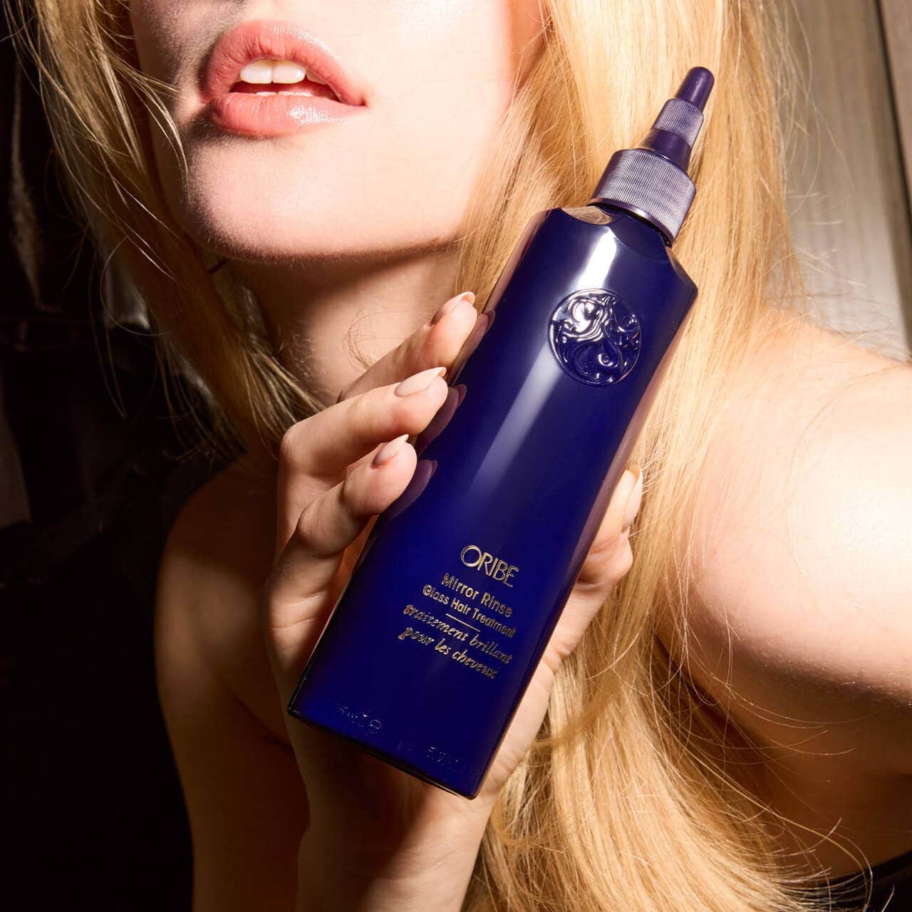 60-second hair treatment for glass-like shine! Ditch frizz & dryness in your shower. Discover the Oribe Mirror Rinse Glass Hair Treatment secret now.