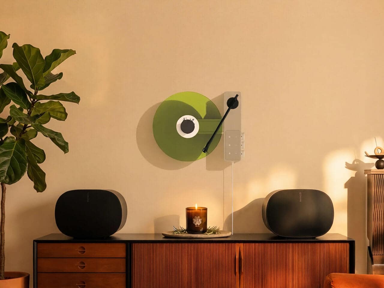 Side angle showing the turntable’s design