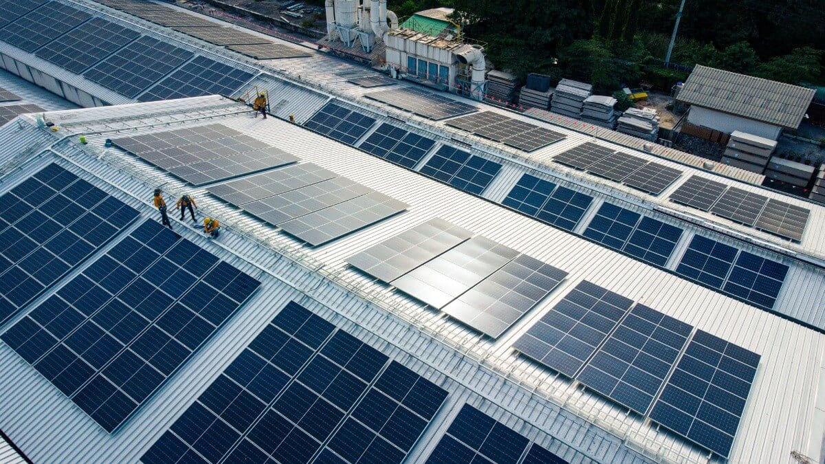 solar-panels-on-commecial-roof-XK6br2.jpg