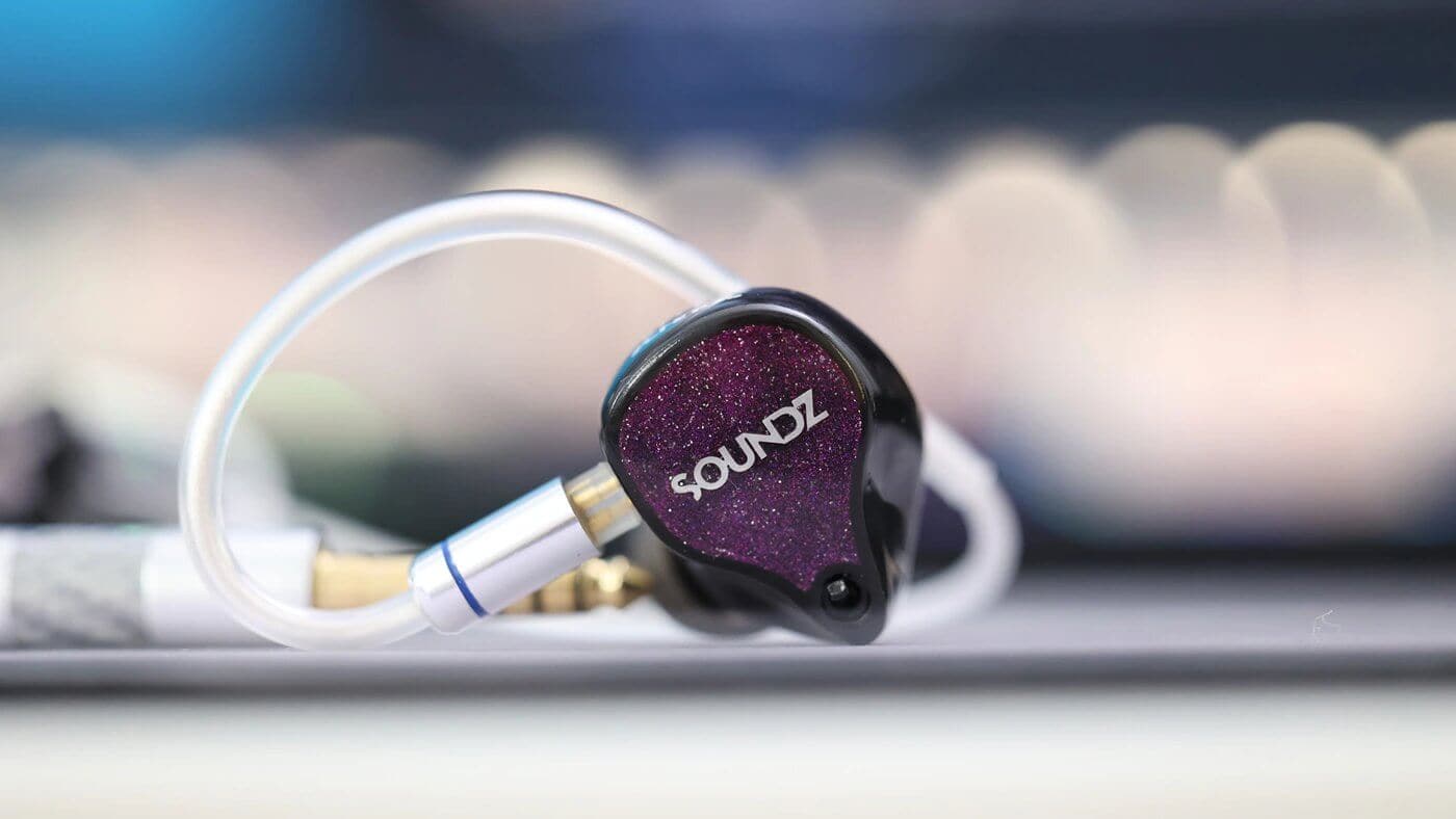 Immersive design with ergonomic comfort and robust materials.
