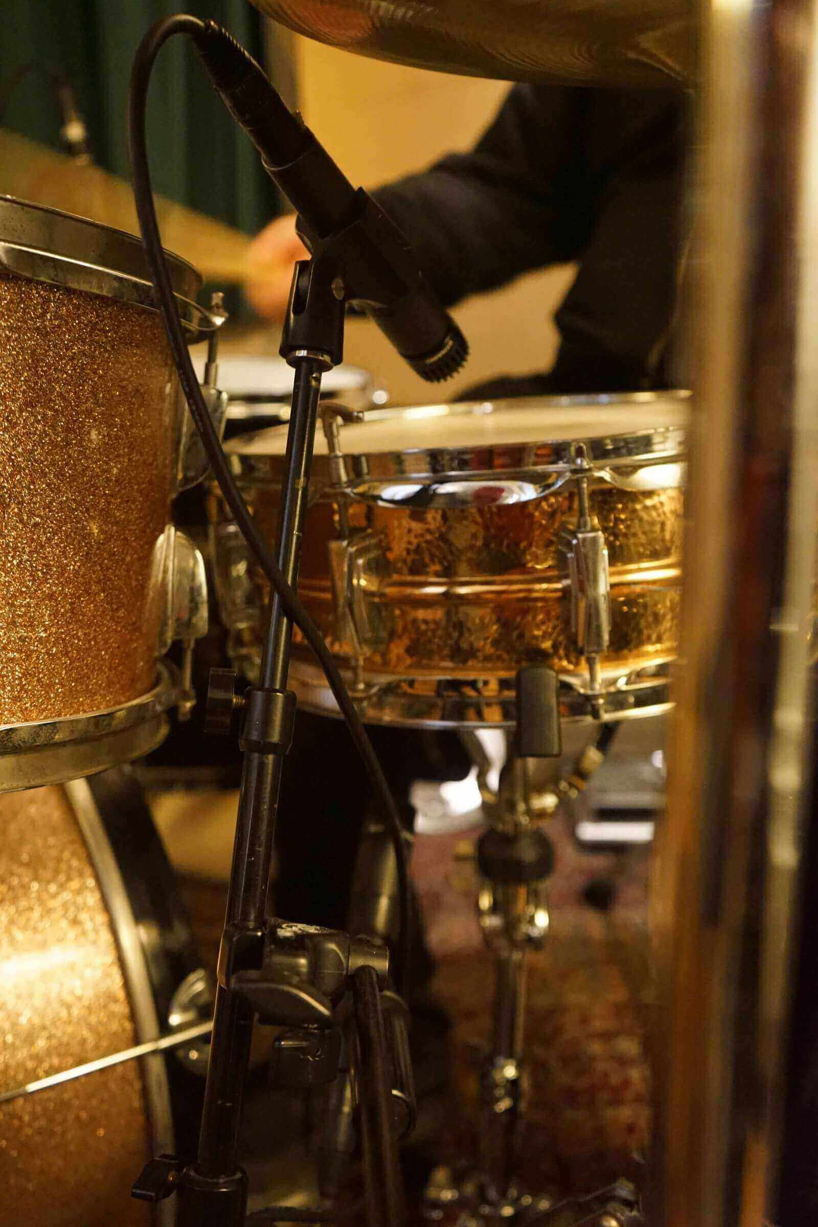 Bottom microphone placement on snare