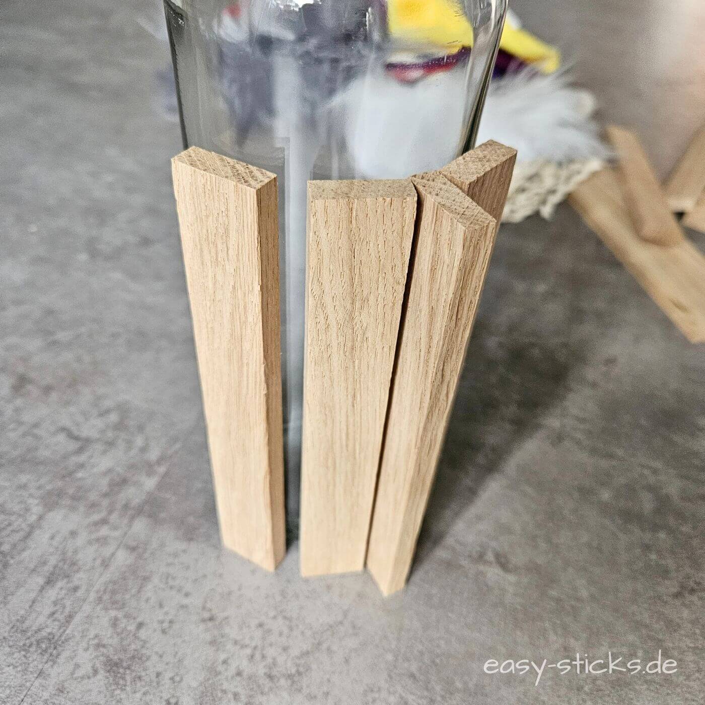 Holzklötzchen auf Glas kleben 