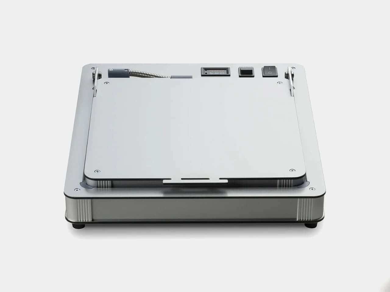 Aluminum record-flattening device designed for vinyl care