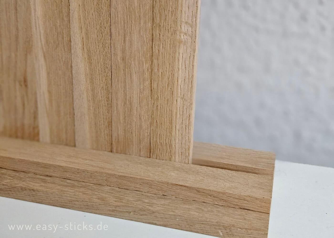 Nahansicht Holzplatte im Ständer