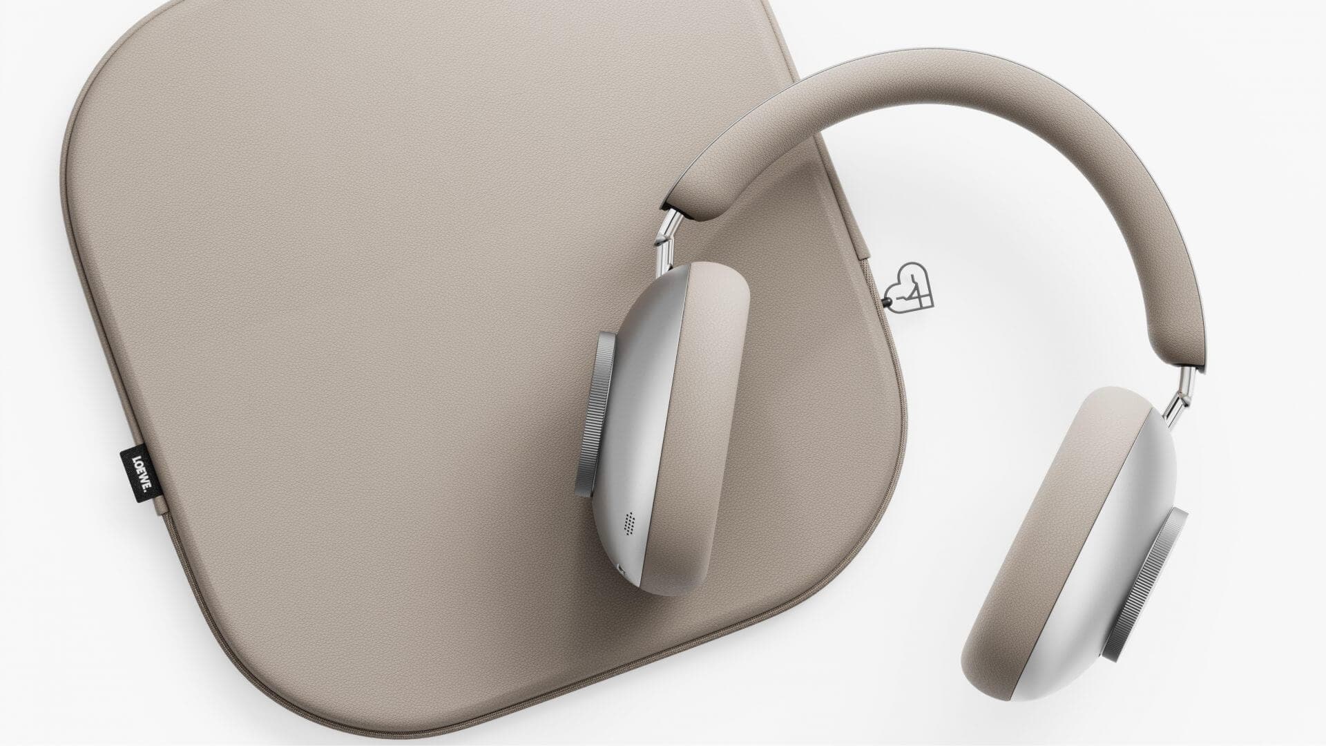 The tactile rotary wheel control on the earcup offers a unique and intuitive user experience