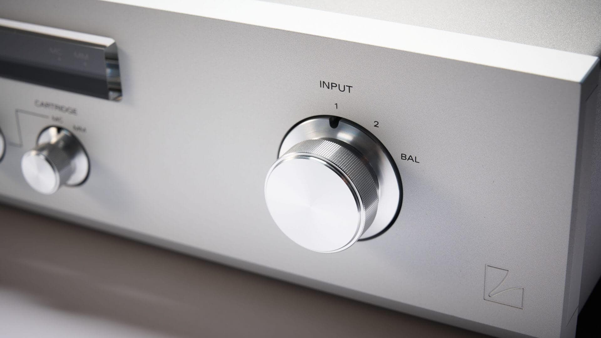 Luxman E-07 rendering a wide and deep stereo image