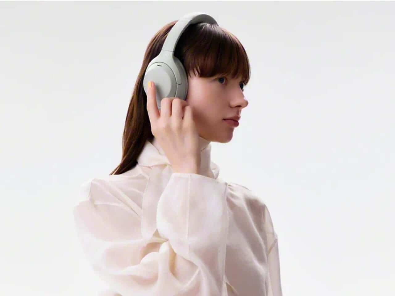 Rotating ear cups on the Sony WH-1000XM4C