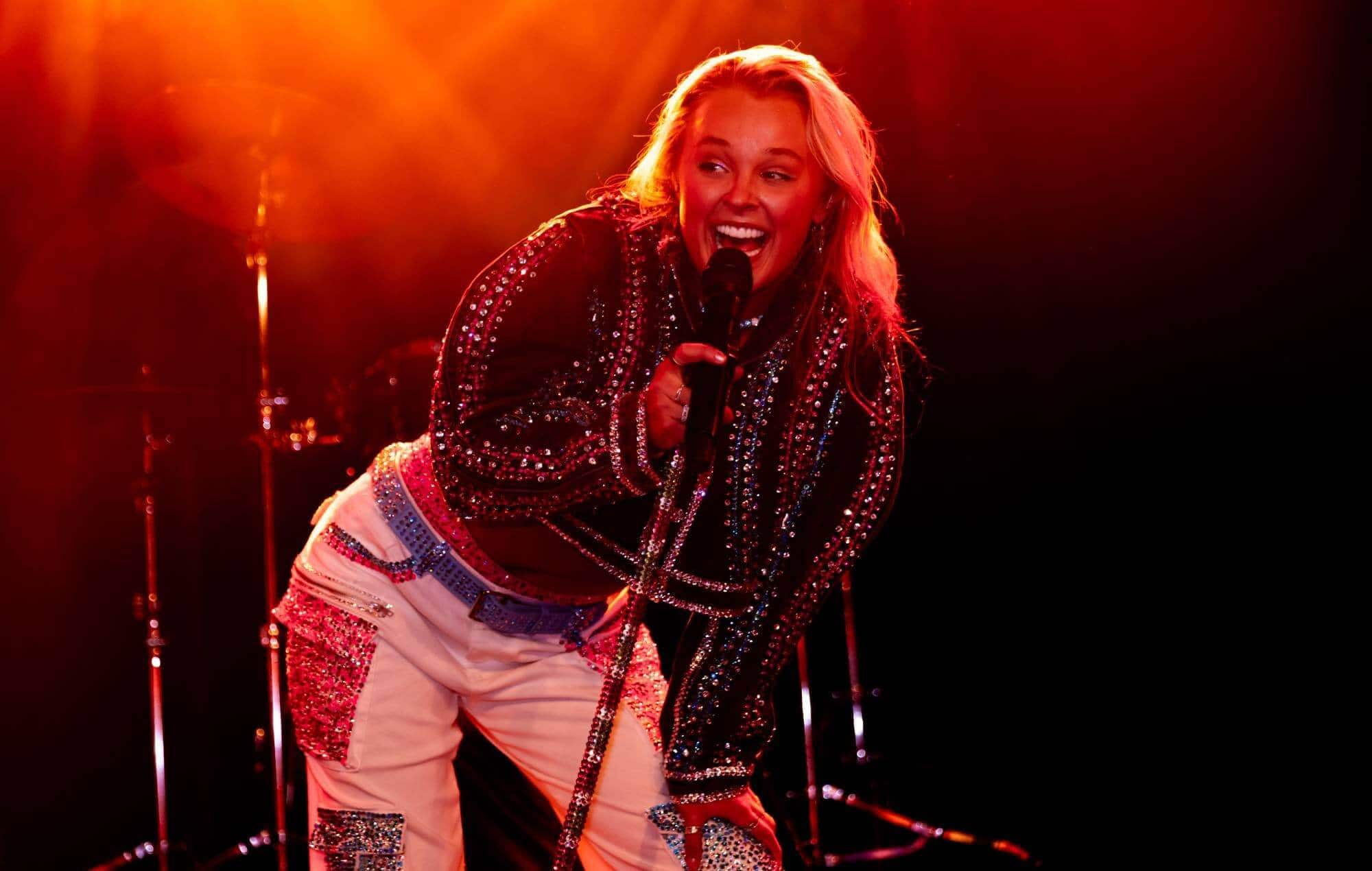 JoJo Siwa Hospitalized with “Excruciating” Stomach Pain Before Minnesota Show
