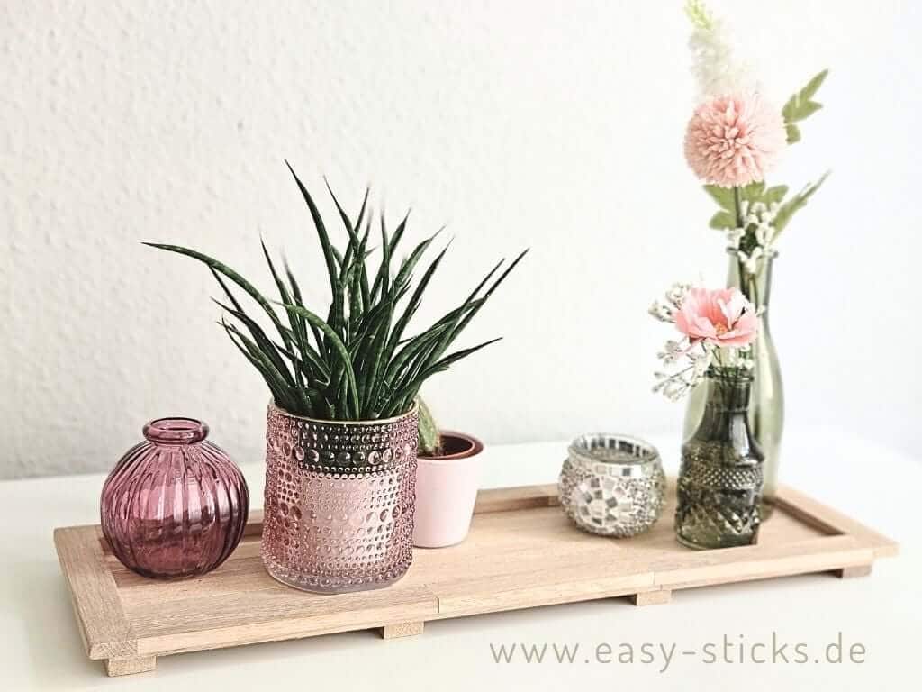 Fertig dekoriertes langes Dekotablett aus Easy-Sticks passend zur Jahreszeit