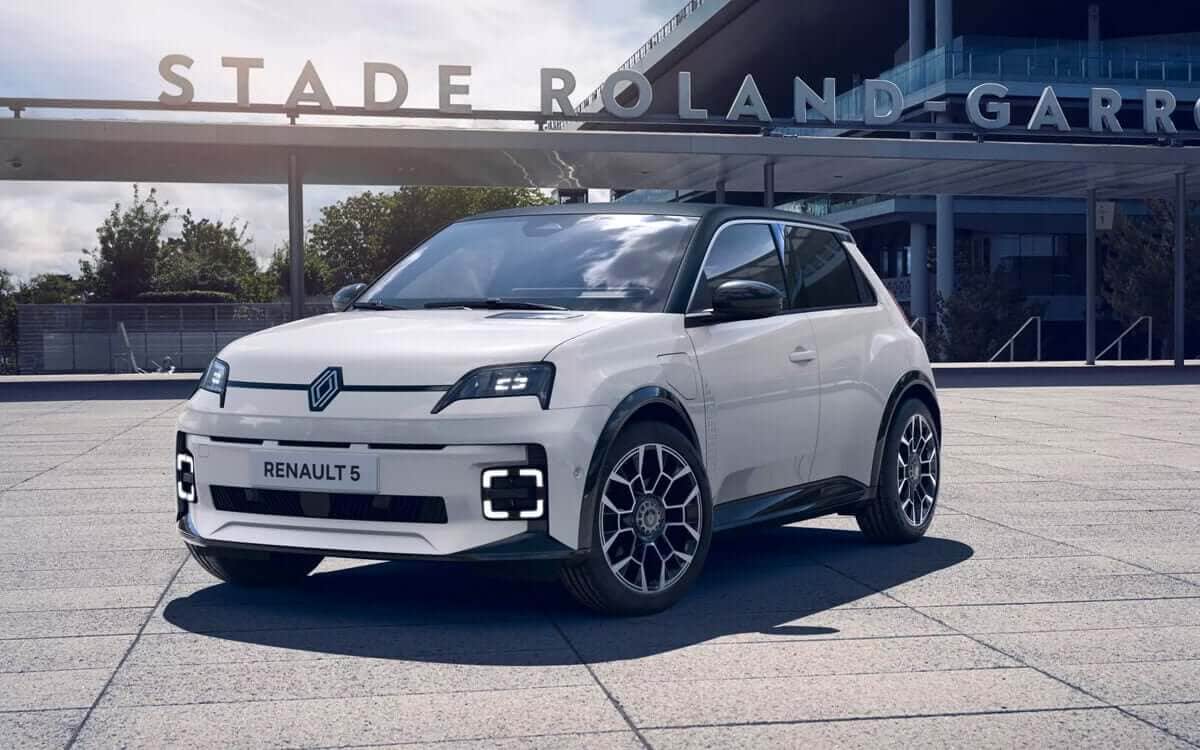 Renault 5 E-Tech électrique en coloris clair illustrant ses lignes épurées et modernes