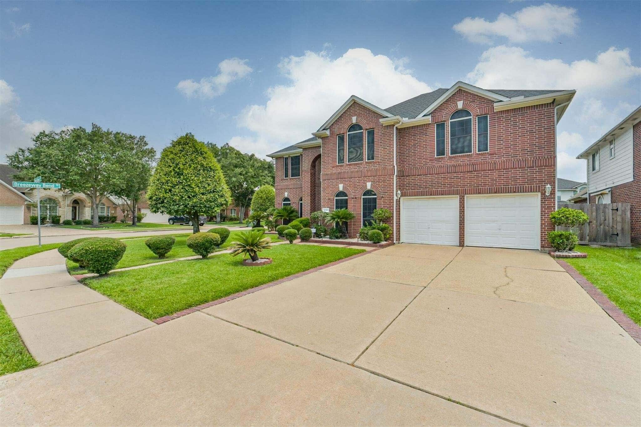 Suburban street scene representing living in Pearland TX with family-friendly neighborhoods