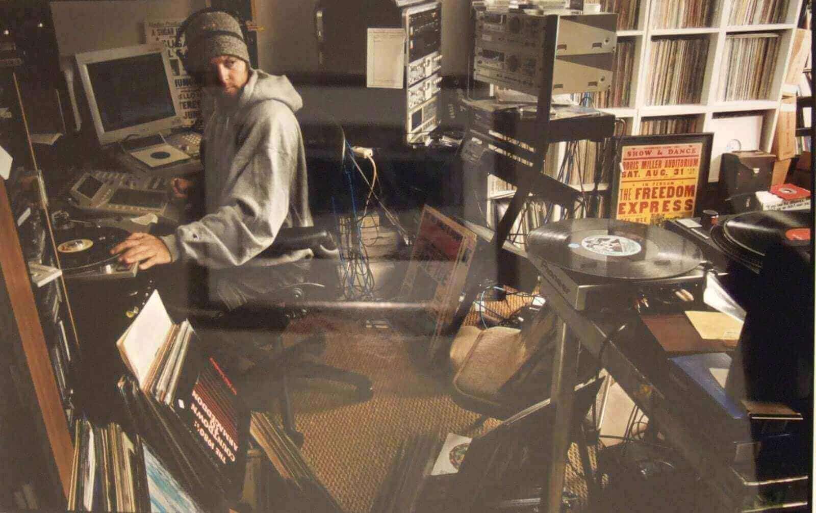 2 - DJ Shadow sampling from vinyl to MPC.jpg