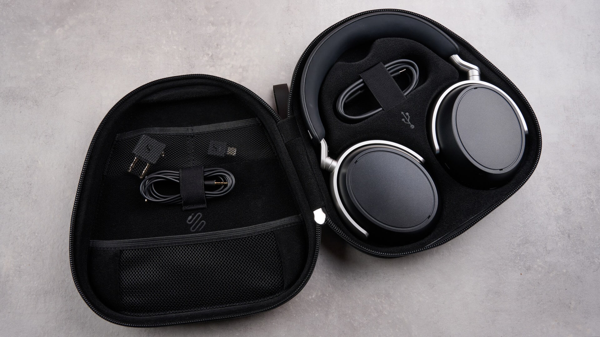 Sennheiser HDB 630 in carrying case