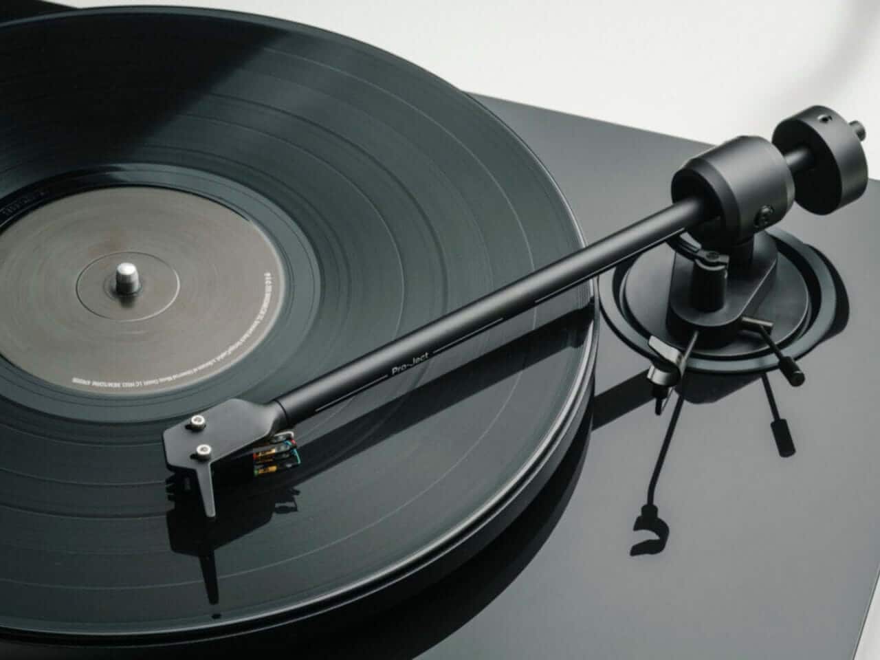 Close-up of the tonearm and platter on the Bluetooth model