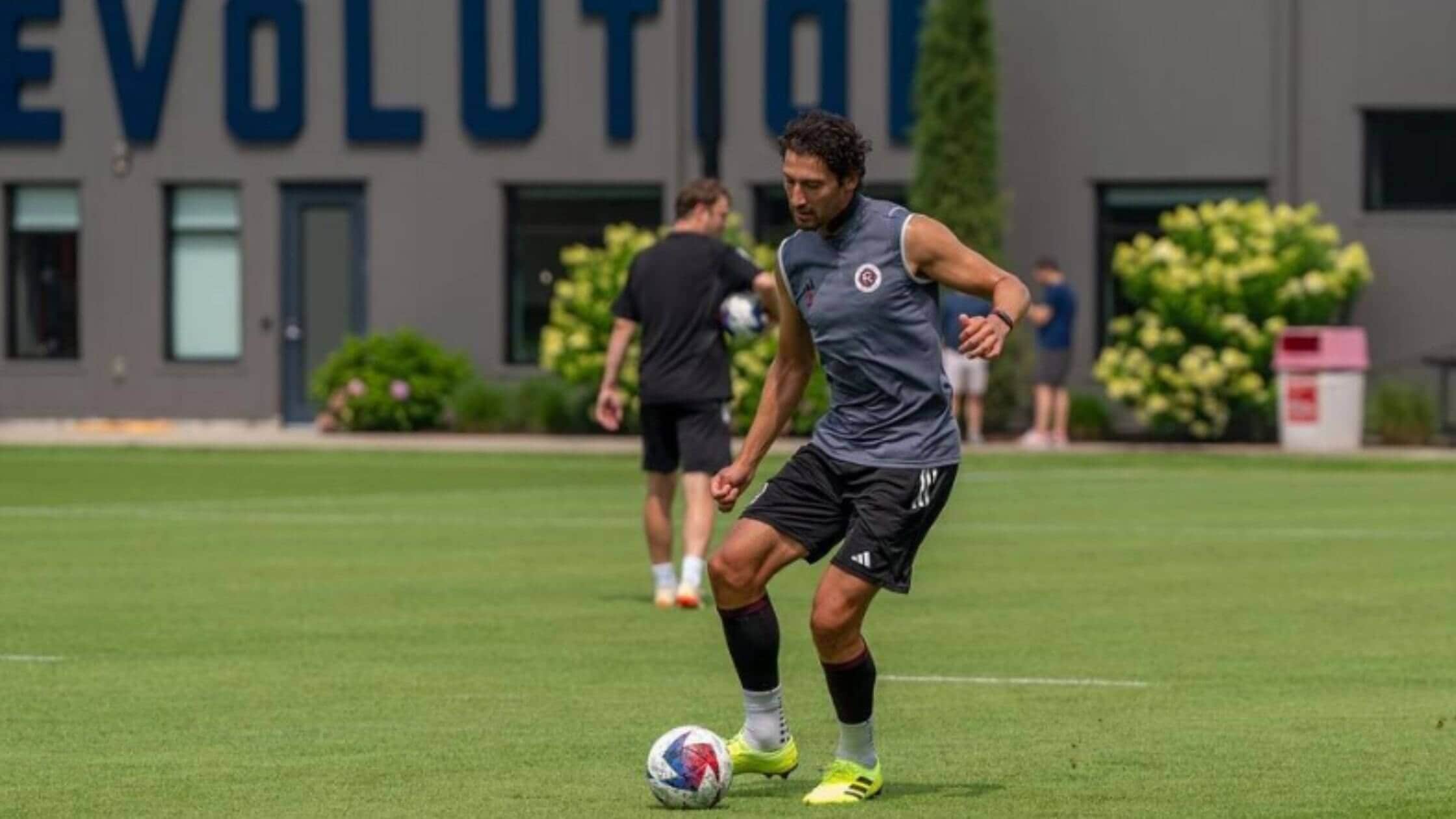 Omar Gonzalez wearing GO Sleeves calf compression sleeves during MLS training