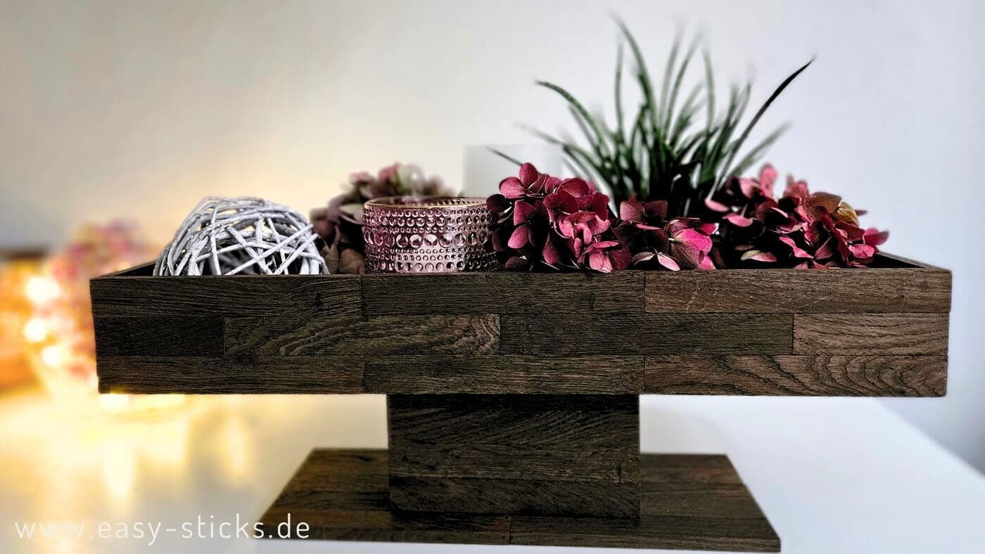 selbstgebaute Dekokiste mit Standfuß aus Easy-Sticks fertig dekoriert