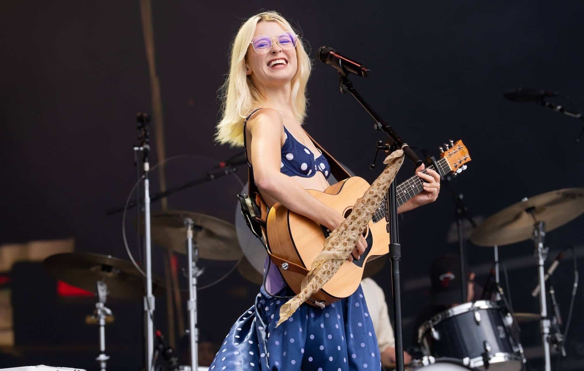 Maisie Peters performing live at Reading 2026
