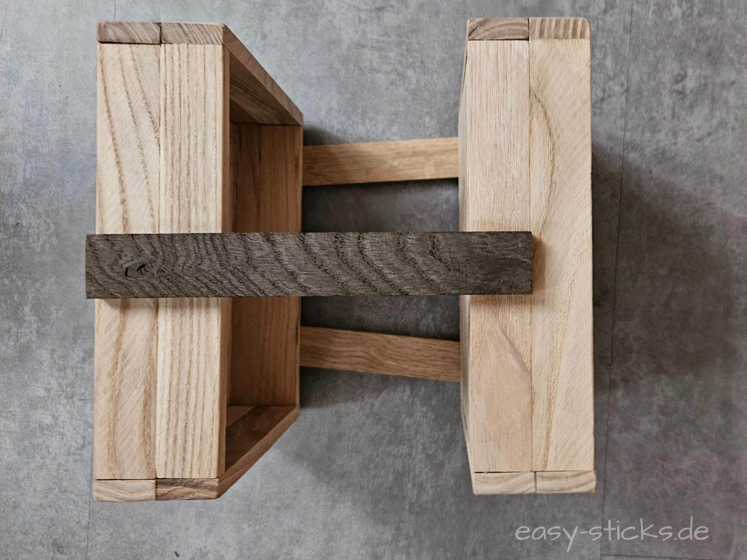 2 Kisten werden zum Regal mit Easy-Sticks verbunden